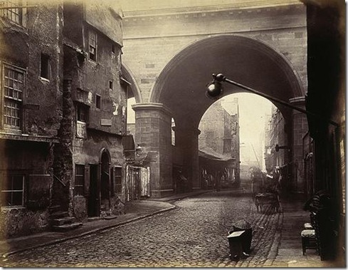 The-Cowgate-Arch-of-George-IV-Bridge-Edinburgh_2