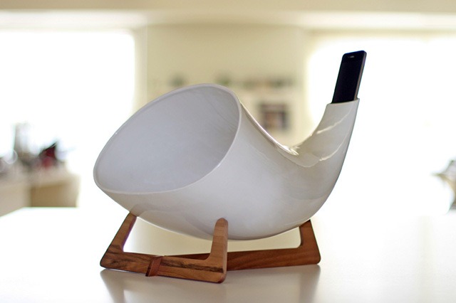 Megaphone-Satellite-Passive-Amplifier-for-theiPhone