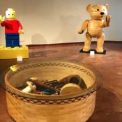 John-Abery-Featured制作的Trinket-box-teddy-and-let-go-man雕塑