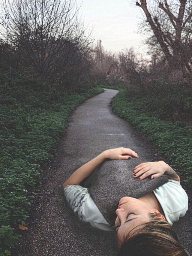 英国艺术家莫妮卡·卡尔瓦霍的超现实摄影手法